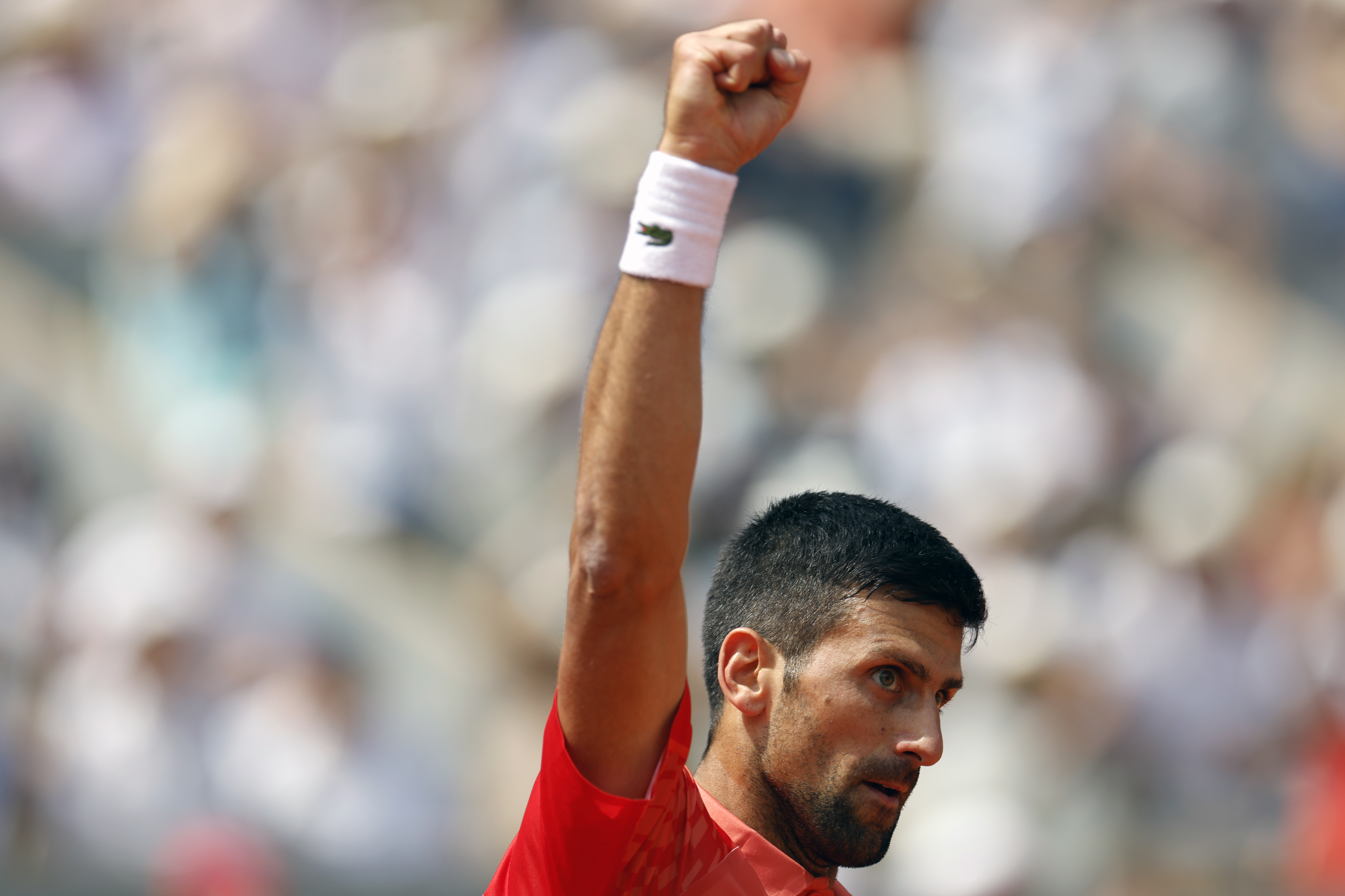 Novak Djokovič v zápase proti Španielovi Carlosovi Alcarazovi v semifinále dvojhry mužov na grandslamovom tenisovom turnaji Roland Garros v Paríži