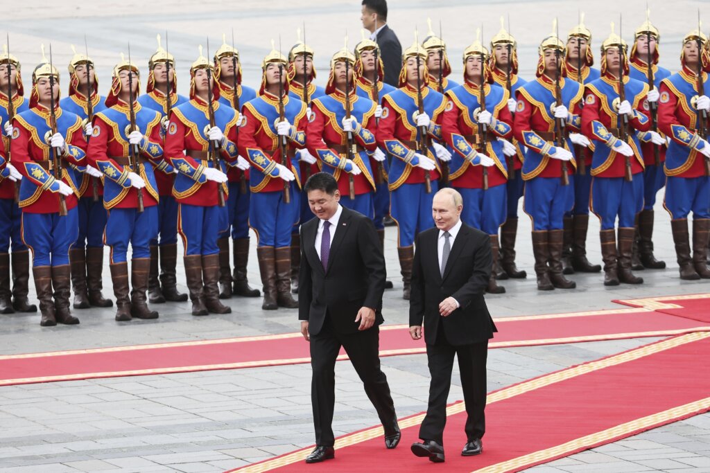 Ruský prezident Vladimir Putin (vpravo) a mongolský prezident Uchnaagijn Chürelsüch kráčajú počas uvítacieho ceremoniálu v Ulanbátare v utorok 3. septembra 2024. Putin Mongolsko navštívil na pozvanie mongolského prezidenta. Ich stretnutie sa uskutočnilo pri príležitosti 85. výročia víťazstva sovietsko-mongolských síl proti Japonsku v bitke na rieke Chalchyn v roku 1939. Išlo o prvú návštevu Putina do krajiny, ktorá uznáva jurisdikciu Medzinárodného trestného súdu (ICC). ICC vydal vlani v marci zatykač na Putina a na ruskú ombudsmanku pre práva detí Mariju Ľvovovú-Belovovú. Podľa ICC existujú oprávnené dôvody domnievať sa, že obaja sú zodpovední za nezákonné deportácie obyvateľstva vrátane detí z okupovaných oblastí Ukrajiny do Ruska, čo sa považuje za vojnový zločin. FOTO TASR/AP 