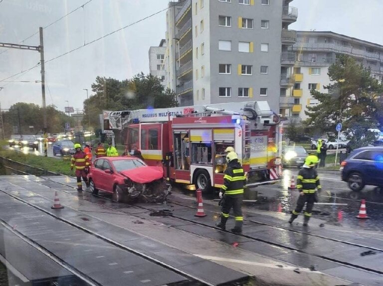 Vlak sa zrazil s osobným autom